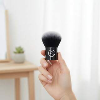 Care for Skin Kabuki Brush i hånden