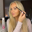 Care for Skin Eyebrow Brush dual-end in gebruik bij de wenkbrauw