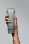 Alpha-H Clear Skin Face & Body Wash tube i hånden