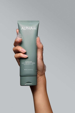 Alpha-H Clear Skin Face & Body Wash tube i hånden