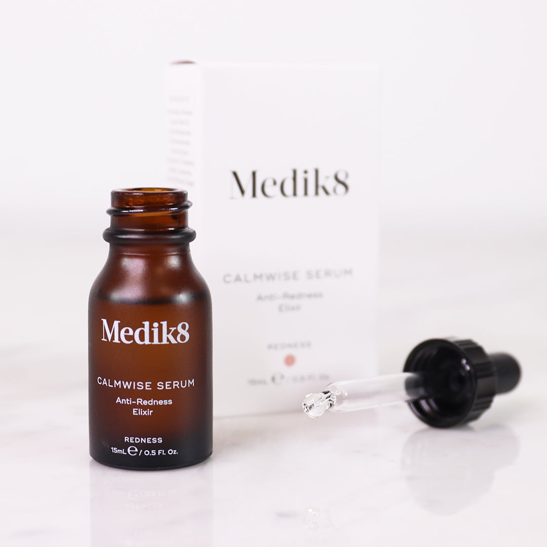 Medik8 Calmwise Serum 15ml flaske med pipette og æske på marmor