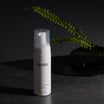 Medik8 Gentle Cleanse flaske på mørk baggrund med bregne