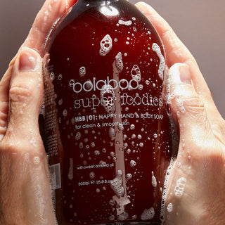 Oolaboo Super Foodies Happy Hand Soap flaske i hænder med sæbeskum