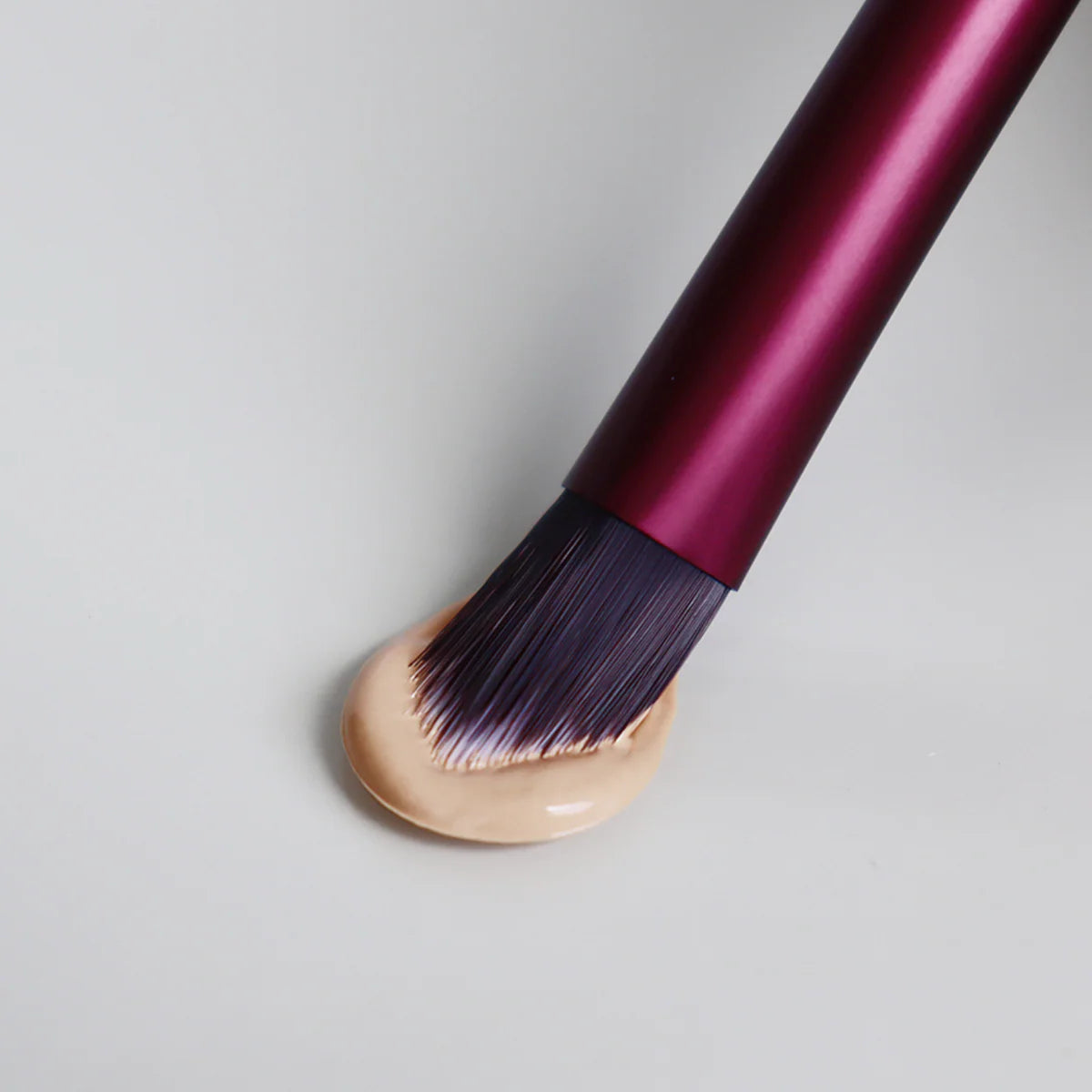 IDUN Minerals Pro Triangle Concealer Brush stemning