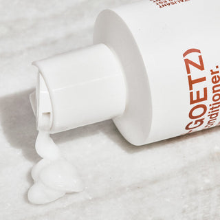 Malin+Goetz Cilantro Hair Conditioner tekstur flaske