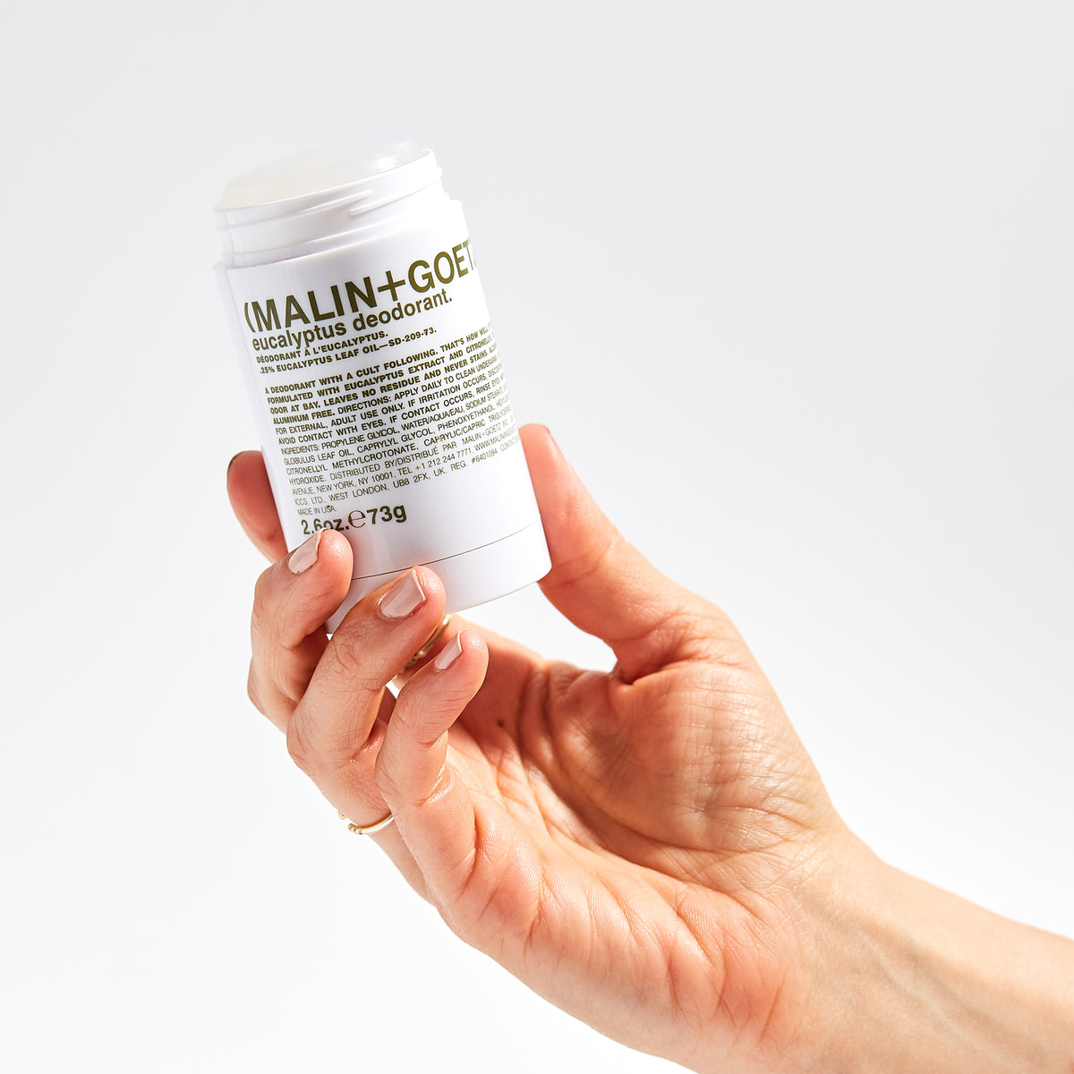 Malin+Goetz Eucalyptus Deodorant i hånden