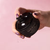 Oolaboo Blushy Truffle Sparkling Oil pumpe med oliedråbe i hånden