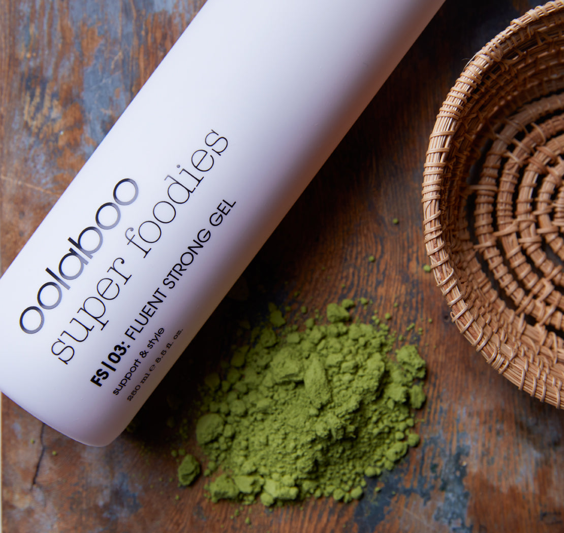 Oolaboo Super Foodies Fluent Strong Gel med matchapulver på træ