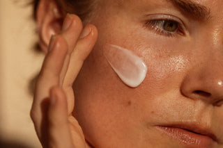 Alpha-H Balancing Cleanser påført huden
