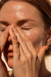 Alpha-H Balancing Cleanser ansigtsrens med hænder