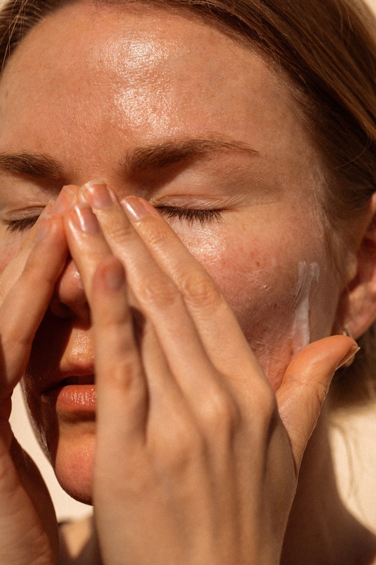 Alpha-H Balancing Cleanser ansigtsrens med hænder