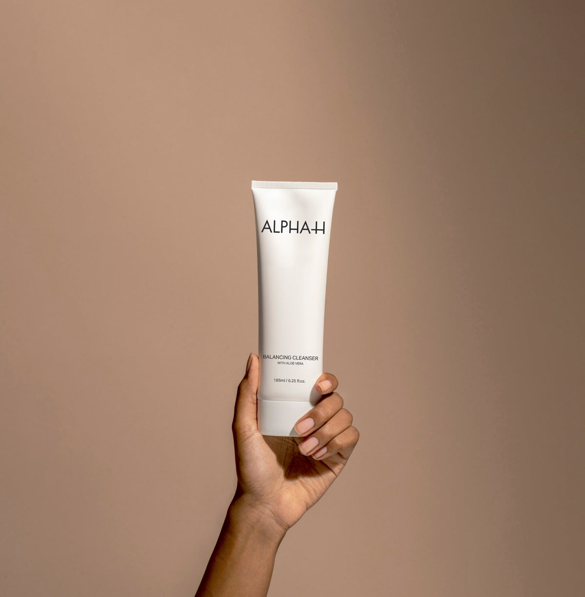 Alpha-H Balancing Cleanser tube i hånden