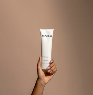 Alpha-H Balancing Cleanser tube i hånden