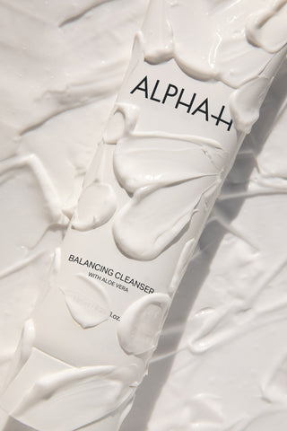 Alpha-H Balancing Cleanser tube i teksturen