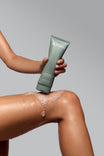 Alpha-H Clear Skin Face & Body Wash skum på benet