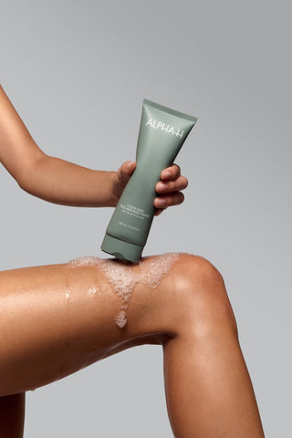 Alpha-H Clear Skin Face & Body Wash skum på benet