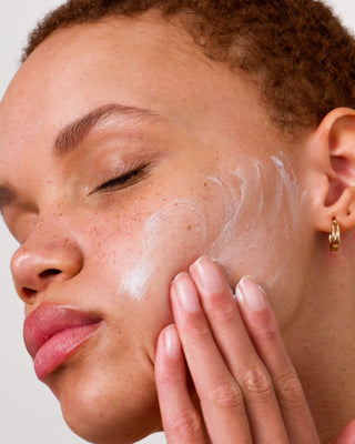 Alpha-H Daily Essential Moisturiser SPF50 påført ansigtet