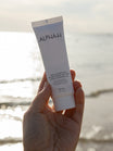 Alpha-H Daily Essential Moisturiser SPF50 tube ved havet