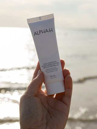 Alpha-H Daily Essential Moisturiser SPF50 tube ved havet