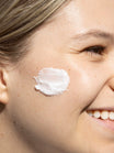 Alpha-H Essential Hydration Cream aangebracht op de wang