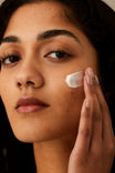 Alpha-H Essential Hydration Cream model påfører creme