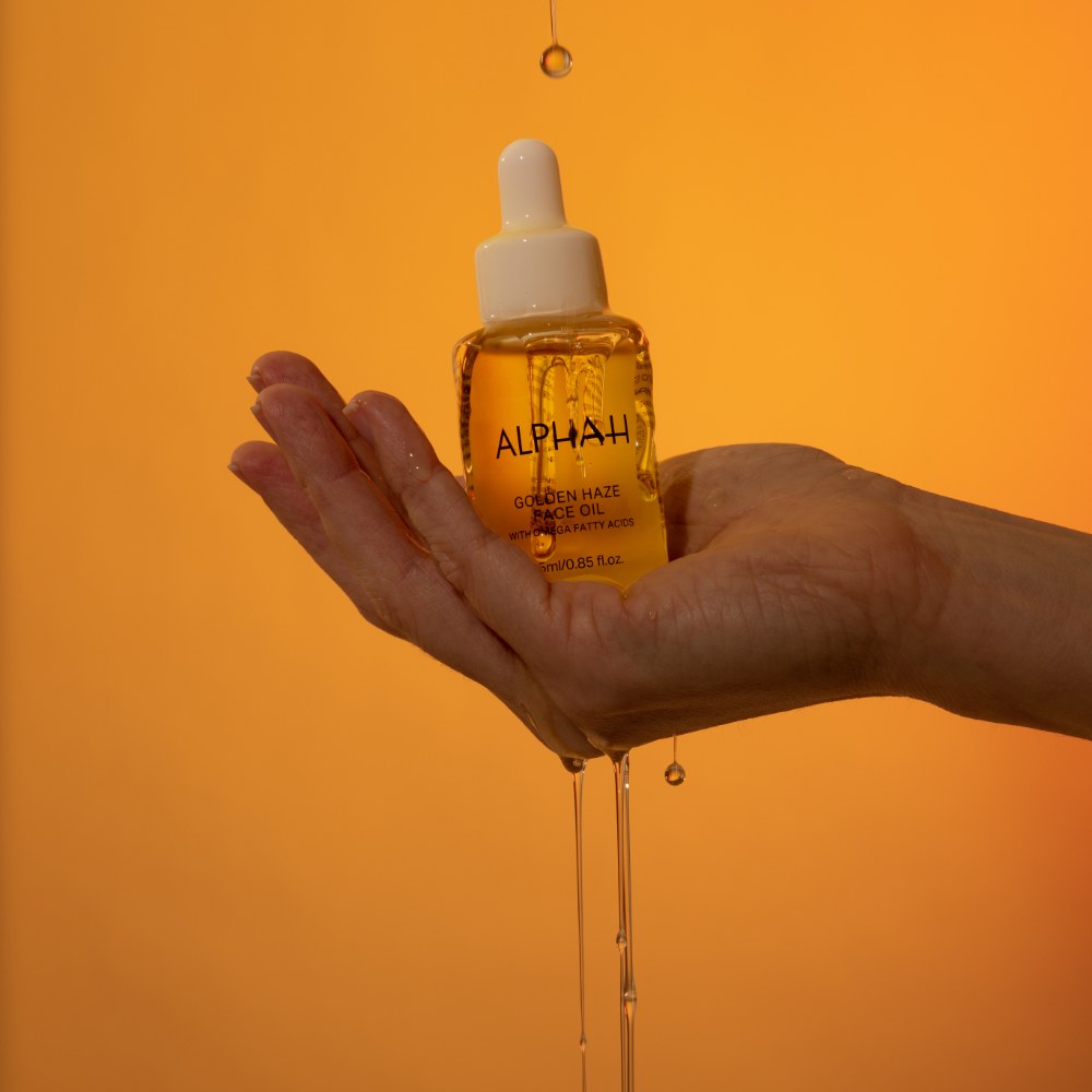 Alpha-H Golden Haze Face Oil 25ml olie druppelt uit de flacon