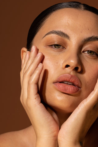 Alpha-H Golden Haze Face Oil model med strålende hud