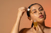 Alpha-H Golden Haze Face Oil olie påføres med pipette