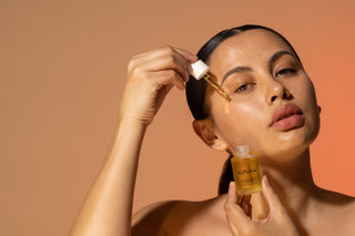 Alpha-H Golden Haze Face Oil olie påføres med pipette