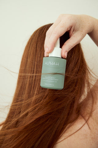 Alpha-H Healthy Scalp Exfoliating Treatment flakon i håret