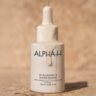 Alpha-H Hyaluronic 8 Super Serum flaske på sandsten