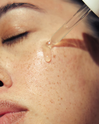 Alpha-H Hyaluronic 8 Super Serum serum påføres med pipette