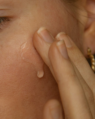 Alpha-H Instant Action BHA Blemish Treatment påført på en bums
