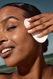 Alpha-H Liquid Gold Exfoliating Treatment påføres med vatrondel
