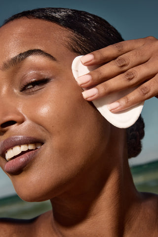 Alpha-H Liquid Gold Exfoliating Treatment påføres med vatrondel