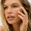 Alpha-H Liquid Gold Firming Eye Cream model med øjencreme under øjnene