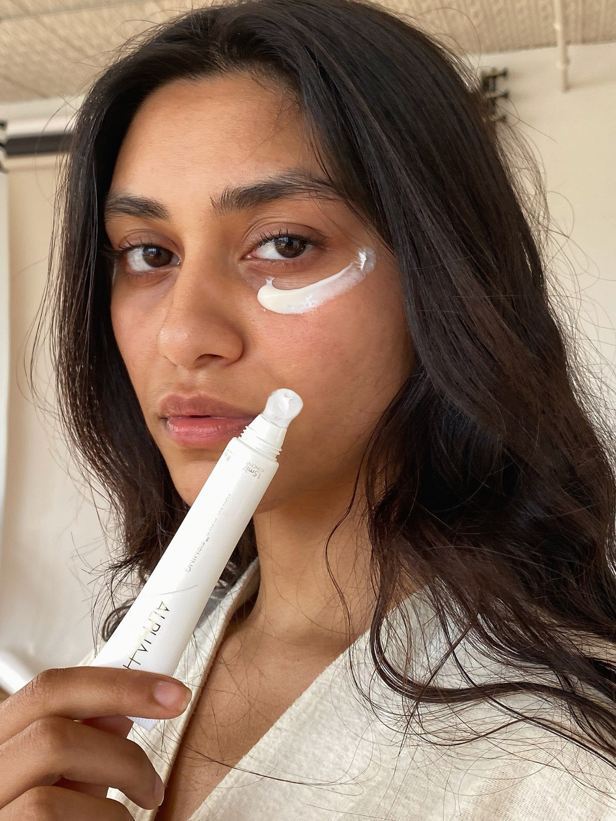 Alpha-H Liquid Gold Firming Eye Cream model med tube