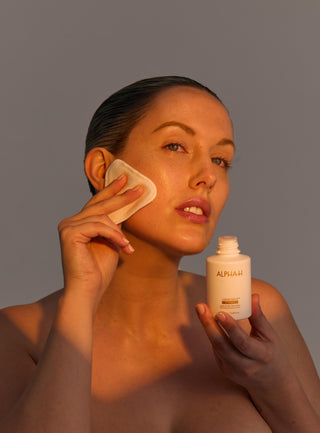 Alpha-H Liquid Gold + Vitamin C Exfoliating Treatment model med vatrondel