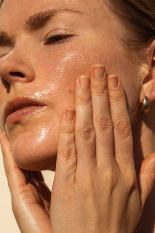 Alpha-H Melting Moment Cleansing Balm model med renset hud