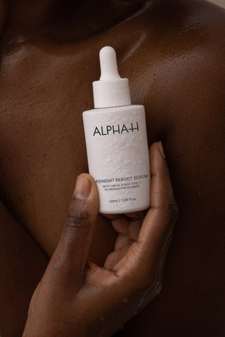 Alpha-H Midnight Reboot Serum flaske i hånden