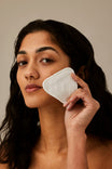 Alpha-H Re-usable Bamboo Cotton Pads model med pad ved ansigtet