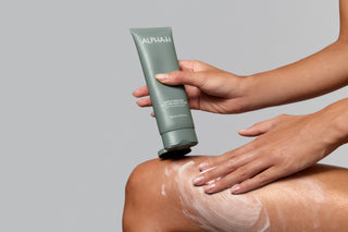 Alpha-H Smoothing AHA Face and Body Scrub scrub påføres på benet
