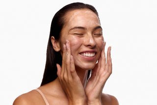 Alpha-H Smoothing AHA Face and Body Scrub scrub på ansigtet
