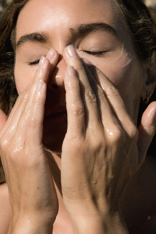 Alpha-H Triple Action Cleanser ansigtet renses med hænderne
