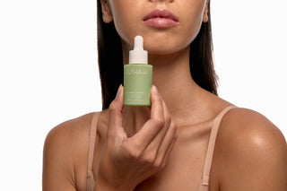 Alpha-H Vitamin A Serum model med flaske