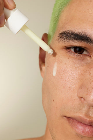 Alpha-H Vitamin A Serum serum påføres med pipette