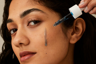 Alpha-H Vitamin B Serum model med serum på kinden