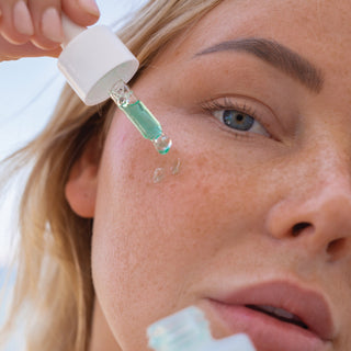 Alpha-H Vitamin B Serum serum påføres med pipette