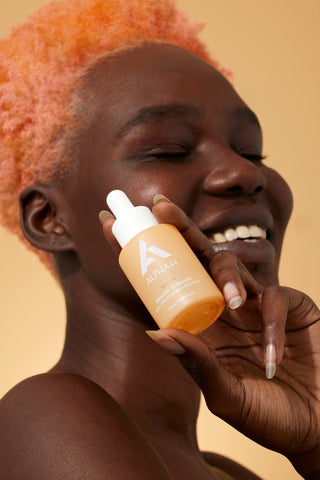 Alpha-H Vitamin C Serum model med flaske