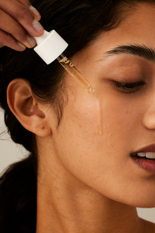 Alpha-H Vitamin C Serum serum påføres med pipette